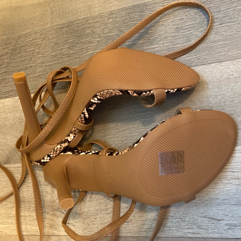 Tan Reptile Print Ankle Tie Heels-Size 40 (Approx US 9–9.5)  Like New! - Picture 3 of 5